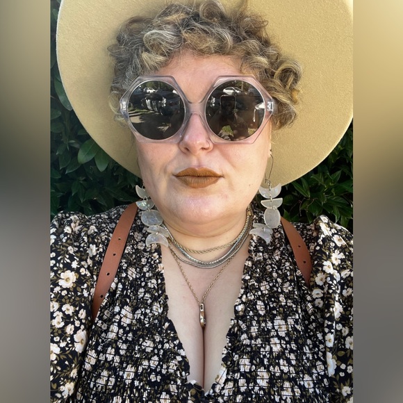 Meet your Posher, Cynara - Picture 2 of 11